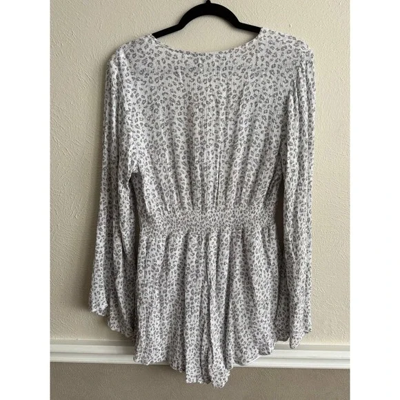 Altard State Romper Womens Medium Grey White Leopard Print Long Sleeve Tie Front - Picture 2 of 3